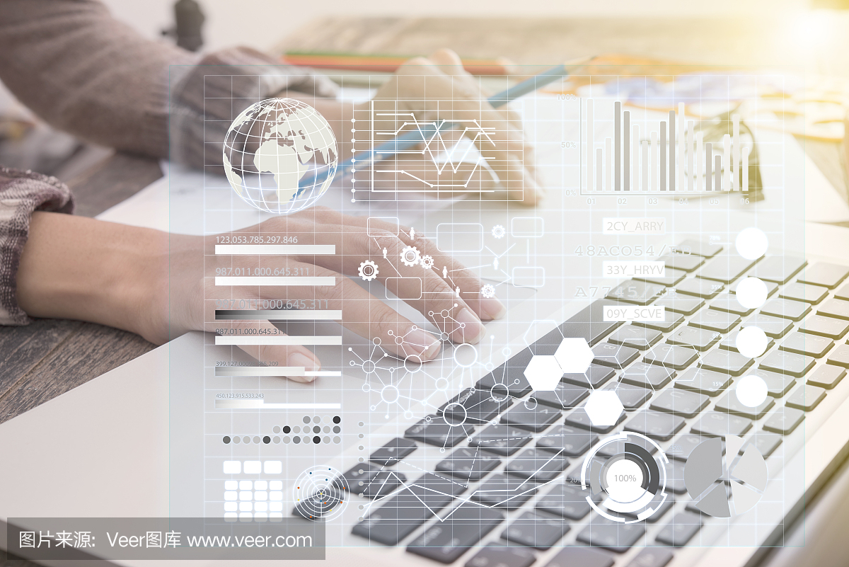 在办公室电脑上做商业投资报表的商人。